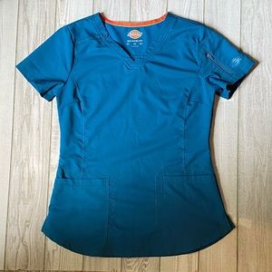 Dickies blue/green scrub top w/2 front pockets. S